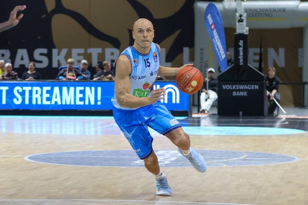 September 27, 2026, xgox, Basketball easyCredit BBL, Basketball Löwen Braunschweig vs. Rostock Seawolves emspor, from left: Robin Amaize (Rostock), 15 with the ball, Braunschweig player with the ball