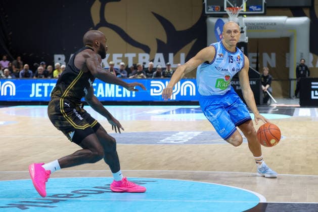September 27, 2026, xgox, Basketball easyCredit BBL, Basketball Löwen Braunschweig vs. Rostock Seawolves emspor, from left: Robin Amaize (Rostock), 15 with the ball, Braunschweig player with the ball