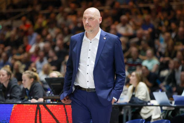September 27, 2026, xgox, Basketball easyCredit BBL, Basketball Löwen Braunschweig vs. Rostock Seawolves emspor, from left: Przemyslaw Frasunkiewicz (Rostock), coach looks disappointed, looks dejected, Braunschweig
