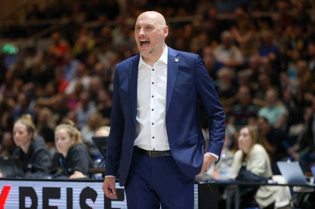 September 27, 2026, xgox, easyCredit BBL Basketball, Basketball: Löwen Braunschweig vs. Rostock Seawolves, emspor, from left: Przemyslaw Frasunkiewicz (Rostock), Coach protests, complains, berates Braunschweig