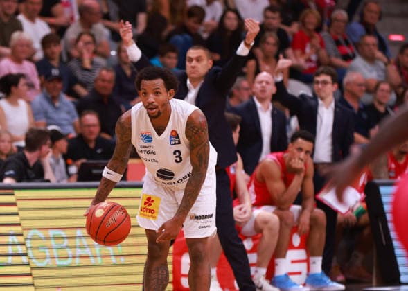 DeLonnie Hunt of MBC with the ball in front of head coach Marko Stankovic in Bonn, Bonn, Germany, September 27, 2026, Basketball Bundesliga, Matchday 3, Telekom Baskets Bonn vs. Syntainics MBC