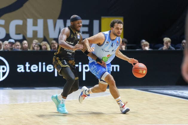 September 27, 2026, xgox, Basketball easyCredit BBL, Basketball Löwen Braunschweig vs. Rostock Seawolves emspor, from left: Dejour Reaves (Braunschweig), 3, Elias Baggette (Rostock), 4, one-on-one, duel, battle, tackle (Braunschweig)