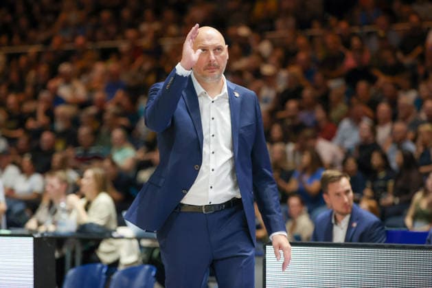 September 27, 2026, xgox, Basketball easyCredit BBL, Basketball Löwen Braunschweig vs. Rostock Seawolves emspor, from left: Przemyslaw Frasunkiewicz (Rostock), coach looks disappointed, looks dejected, disappointed Braunschweig