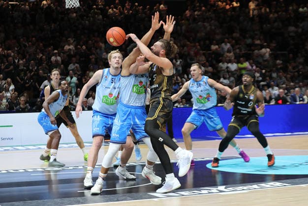 Devin Askew of Basketball Löwen Braunschweig is blocked; Basketball, Men s, 2026–2027 Season, easyCredit Basketball Bundesliga, Basketball Löwen Braunschweig vs. Rostock Seawolves