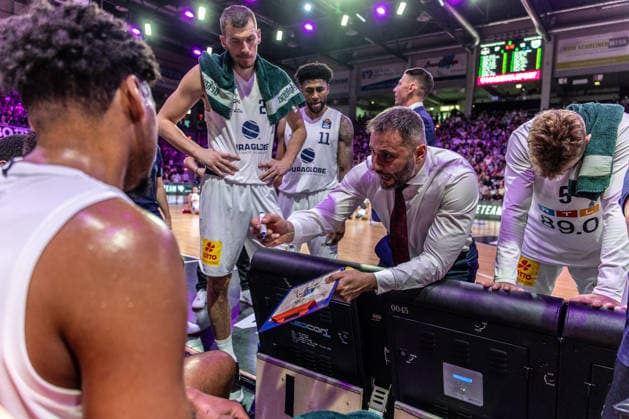Vladimir Jovanovic of SYNTAINICS MBC, the head coach, is excited and giving instructions to Sean Flood of SYNTAINICS MBC, 05, Anthony Gaines (SYNTAINICS MBC), 11, Kris Clyburn (SYNTAINICS MBC), 21. Telekom Baskets Bonn vs. SYNTAINICS MBC, Basketball, easyCredit BBL, Matchday 3, 2026–2027, September 27, 2026 Telekom Baskets Bonn vs. SYNTAINICS MBC, Basketball, easyCredit BBL, Matchday 3, 2026–2027, September 27, 2026 Bonn Copyright: xEibner-Pressefoto GerhardxWingenderx EP_GWR