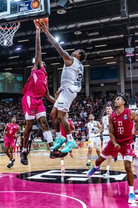 DeLonnie Hunt, SYNTAINICS MBC, 03, vs. Jeff Garrett Jr., Telekom Baskets Bonn, 04, Joel Aminu of Telekom Baskets Bonn, 21, and former SYNTAINICS MBC player Marcus Foster of Telekom Baskets Bonn, 00, watch Telekom Baskets Bonn vs. SYNTAINICS MBC, basketball, easyCredit BBL, Matchday 03, 2026–2027, September 27, 2026, Telekom Baskets Bonn vs. SYNTAINICS MBC, basketball, easyCredit BBL, Matchday 3, 2026–2027, September 27, 2026, Bonn Copyright: xEibner-Pressefoto GerhardxWingenderx EP_GWR