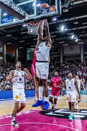 Anthony Gaines, SYNTAINICS MBC, 11; Jure Planinic, SYNTAINICS MBC, 44, at the basket; DeLonnie Hunt, SYNTAINICS MBC, 03; Jeff Garrett Jr., Telekom Baskets Bonn, 04, Borisa Simanic SYNTAINICS MBC, 22 watching Telekom Baskets Bonn vs. SYNTAINICS MBC, basketball, easyCredit BBL, Matchday 03, 2026–2027, September 27, 2026 Telekom Baskets Bonn vs. SYNTAINICS MBC, Basketball, easyCredit BBL, Matchday 3, 2026–2027, September 27, 2026 Bonn Copyright: xEibner-Pressefoto GerhardxWingenderx EP_GWR