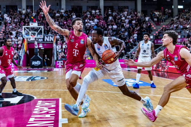 Kris Clyburn, SYNTAINICS MBC, 21 vs. Alijah Comithier, Telekom Baskets Bonn, 02; Aleksa Kovacevic, Telekom Baskets Bonn, 11; John Michael Wright, Telekom Baskets Bonn, 01, Anthony Gaines SYNTAINICS MBC, 11 Telekom Baskets Bonn vs SYNTAINICS MBC, Basketball, easyCredit BBL, Matchday 3, 2026–2027, September 27, 2026 Telekom Baskets Bonn vs. SYNTAINICS MBC, Basketball, easyCredit BBL, Matchday 3, 2026–2027, September 27, 2026 Bonn Copyright: xEibner-Pressefoto GerhardxWingenderx EP_GWR