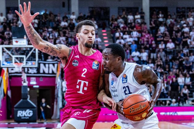 Kris Clyburn (SYNTAINICS MBC), 21 vs. Alijah Comithier (Telekom Baskets Bonn), 02 Telekom Baskets Bonn vs. SYNTAINICS MBC, Basketball, easy Credit BBL, Matchday 3, 2026–2027, September 27, 2026 Telekom Baskets Bonn vs. SYNTAINICS MBC, Basketball, easyCredit BBL, Matchday 3, 2026–2027, September 27, 2026 Bonn Copyright: xEibner-Pressefoto GerhardxWingenderx EP_GWR