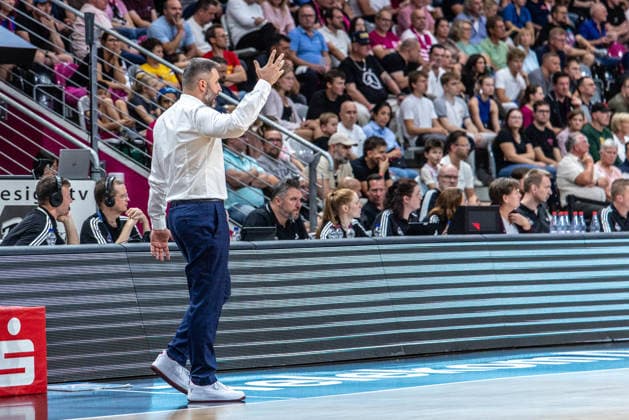 Vladimir Jovanovic, head coach of SYNTAINICS MBC, has taken off his jacket and is excited. Telekom Baskets Bonn vs. SYNTAINICS MBC, basketball, easy Credit BBL, Matchday 3, 2026–2027, September 27, 2026: Telekom Baskets Bonn vs. SYNTAINICS MBC, Basketball, easyCredit BBL, Matchday 3, 2026–2027, September 27, 2026, Bonn Copyright: xEibner-Pressefoto GerhardxWingenderx EP_GWR
