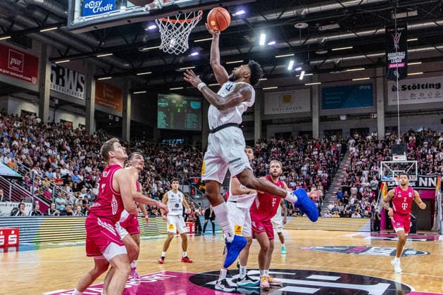 Anthony Gaines, SYNTAINICS MBC, 11, open at the basket; Patrick Heckmann, Telekom Baskets Bonn, 33; Melvin Jostmann, Telekom Baskets Bonn, 12; Alijah Comithier, Telekom Baskets Bonn, 02, Jure Planinic SYNTAINICS MBC, 44 watching Telekom Baskets Bonn vs. SYNTAINICS MBC, Basketball, easy Credit BBL, Matchday 3, 2026–2027, September 27, 2026 Telekom Baskets Bonn vs. SYNTAINICS MBC, Basketball, easyCredit BBL, Matchday 3, 2026–2027, September 27, 2026 Bonn Copyright: xEibner-Pressefoto GerhardxWingenderx EP_GWR
