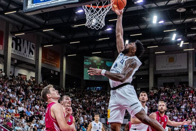 Anthony Gaines (SYNTAINICS MBC), 11, vs. Patrick Heckmann (Telekom Baskets Bonn), 33; Jure Planinic (SYNTAINICS MBC), 44, and m12 watch Telekom Baskets Bonn vs. SYNTAINICS MBC, basketball, easy Credit BBL, Matchday 3, 2026–2027, September 27, 2026 Telekom Baskets Bonn vs. SYNTAINICS MBC, Basketball, easyCredit BBL, Matchday 3, 2026–2027, September 27, 2026 Bonn Copyright: xEibner-Pressefoto GerhardxWingenderx EP_GWR