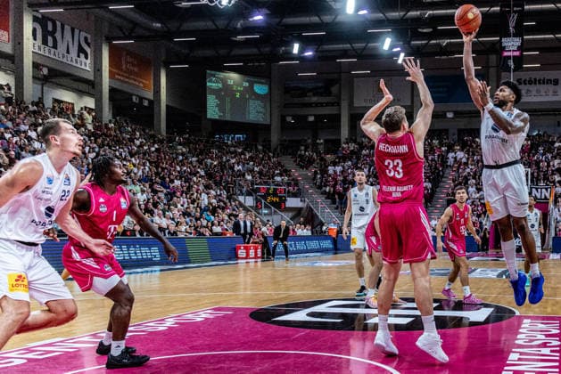 Anthony Gaines (SYNTAINICS MBC), 11 vs. Patrick Heckmann (Telekom Baskets Bonn), 33, Borisa Simanic (SYNTAINICS MBC), 22, Kresimir Nikic (SYNTAINICS MBC), 09, Aleksa Kovacevic of Telekom Baskets Bonn (11) and Kresimir Nikic of SYNTAINICS MBC (09) watch the game between Telekom Baskets Bonn and SYNTAINICS MBC, basketball, easy Credit BBL, Matchday 3, 2026–2027, September 27, 2026 Telekom Baskets Bonn vs. SYNTAINICS MBC, Basketball, easyCredit BBL, Matchday 3, 2026–2027, September 27, 2026 Bonn Copyright: xEibner-Pressefoto GerhardxWingenderx EP_GWR