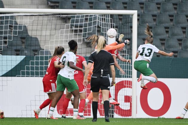 Luca Graf of Borussia Mönchengladbach (right) scores the 1-0 goal with this header on September 27, 2026, in the 2026-2027 DFB Women s Cup, Round 1, Borussia Mönchengladbach vs. FC Bayern Munich. DFB regulations prohibit any use of photographs as image sequences and or quasi-video. Mönchengladbach, Ista, Borussia Park, North Rhine-Westphalia, Germany Team2