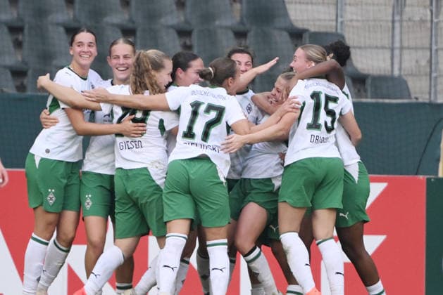 Celebration 1 0: Goal scorer Luca Graf of Borussia Mönchengladbach (3rd from right) is celebrated by her teammates, September 27, 2026, Women’s DFB Cup 2026–2027, First Round, Borussia Mönchengladbach vs. FC Bayern Munich. DFB regulations prohibit any use of photographs as image sequences and or quasi-video. Mönchengladbach, Ista, Borussia Park, North Rhine-Westphalia, Germany Team2