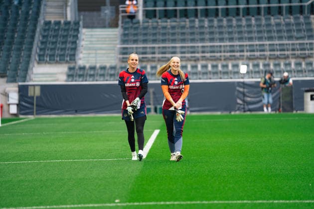 Ena Mahmutovic of FC Bayern München and Regina van Eijk of FC Bayern München before the DFB Pokal game between Borussia Mönchengladbach and FC Bayern München at ista-Borussia-Park in Mönchengladbach, Germany Copyright: xLeoniexKiehlx xSPPx Sportspressphoto_SPR241107