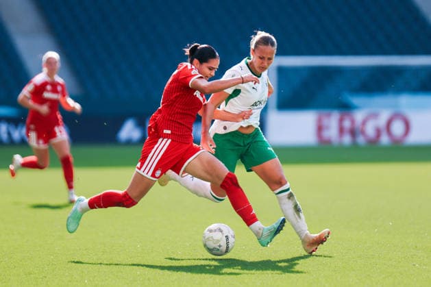 DFB Women s Cup: Borussia Mönchengladbach vs. FC Bayern Munich, September 27, 2026. Kassandra Potsi (FC Bayern Munich) in a tackle with Yvonne Zielinski (Borussia Mönchengladbach), 17 DFB Women’s Cup: Borussia Mönchengladbach vs. FC Bayern Munich, Mönchengladbach, ista, Borussia Park, September 27, 2026. DFB regulations prohibit any use of photographs as image sequences and or quasi-video. Copyright: xBEAUTIFULxSPORTS Freisenx