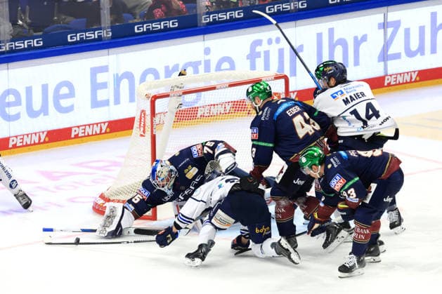 September 27, 2026, GER, DEU, Germany, Jonas Neffin, Eisbären Berlin 75; Adam Smith, Eisbären Berlin 4; Brandon Davidson, Eisbären Berlin 44; Cole Maier, Iserlohn Roosters 14; CHRISTIAN THOMAS, Iserlohn Roosters 27; nordphoto GmbH, Engler Berlin, Uber Arena Berlin, Germany Copyright: xNordphotox xEnglerx