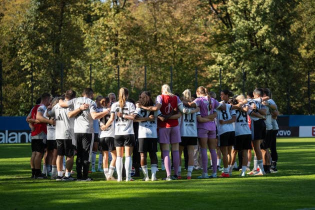 September 27, 2026, xjyhynx, Women s DFB Cup First Round, Karlsruher SC vs. Eintracht Frankfurt, from left: Eintracht Frankfurt team huddle after the game in Karlsruhe