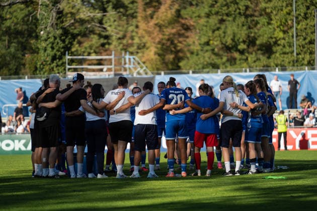 September 27, 2026, xjyhynx, Women s DFB Cup First Round, Karlsruher SC vs. Eintracht Frankfurt, from left: Karlsruher SC team huddle after the game in Karlsruhe
