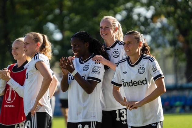 September 27, 2026, xjyhynx, Women’s DFB Cup First Round, Karlsruher SC vs. Eintracht Frankfurt, from left: birthday girl Vivienne Lia, 24; Eintracht Frankfurt players celebrating after the game, center: Amanda Ilestedt, 13; Eintracht Frankfurt and Hayley Raso, 16; Eintracht Frankfurt vs. Karlsruhe