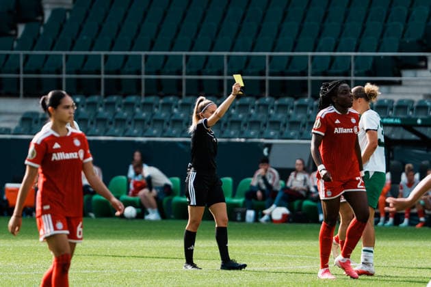 Germany, Soccer: 2026–2027 DFB Women s Cup, First Round: Borussia Mönchengladbach vs. FC Bayern Munich at Borussia Park; Referee Julia Boike issues a yellow card, a caution Copyright: xThiemoxRudolphx