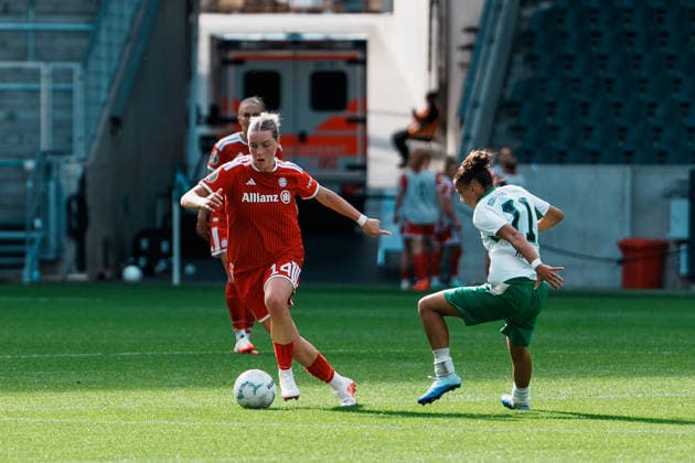 Germany, Soccer: 2026–2027 DFB Women s Cup, Round 1: Borussia Mönchengladbach vs. FC Bayern Munich at Borussia Park—dribbling, possession, on the ball, build-up play, overview—Alara Åžehitler (Alara Sehitler) of Bayern Munich, No. 14, vs. Alina Abdii of Borussia Mönchengladbach, No. 11 Copyright: xThiemoxRudolphx