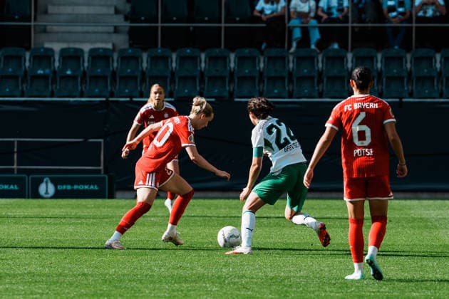 Germany, Soccer: 2026–2027 DFB Women s Cup, Round 1: Borussia Mönchengladbach vs. FC Bayern Munich at Borussia Park—Franziska Kett (Bayern Munich), 20, dribbling, ball possession, on the ball, build-up play, field vision vs. Kristina Bartsch (Borussia Mönchengladbach), 22 Copyright: xThiemoxRudolphx