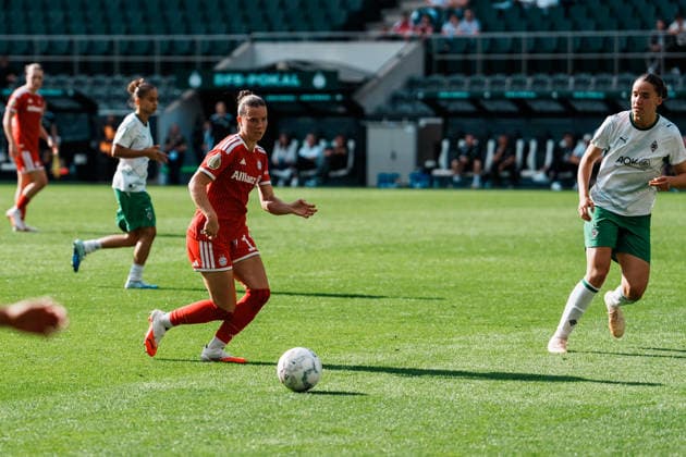 Germany, Soccer: 2026–2027 DFB Women s Cup, First Round: Borussia Mönchengladbach vs. FC Bayern Munich at Borussia Park; Sarah Mattner Trembleau (Bayern Munich), 11, dribbling, ball possession, on the ball, build-up play, field vision, Copyright: xThiemoxRudolphx