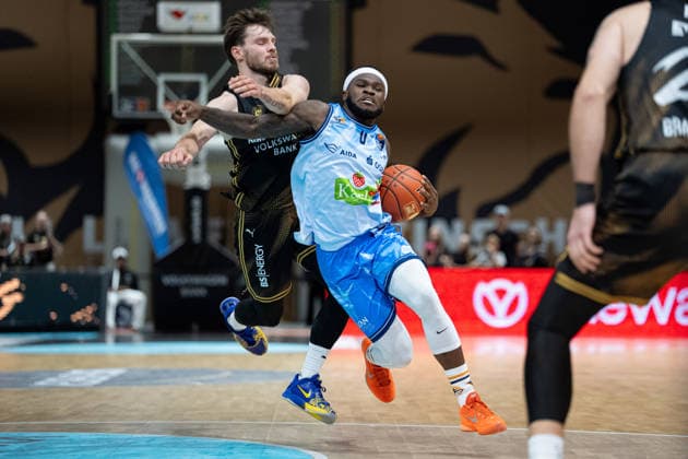 TJ Crockett Jr., No. 0, Rostock Seawolves vs. Ferdinand Zylka, No. 6, Loewen Braunschweig (GER), Loewen Braunschweig vs. Rostock Seawolves, Basketball, easyCredit BBL, Week 3, 2026–27 Season, September 27, 2026 GER, Basketball Löwen Braunschweig vs. Rostock Seawolves, Basketball, easyCredit BBL, Week 3, 2026–27 season, September 27, 2026 Braunschweig Copyright: xEibner-Pressefoto DanielxREINELTx EP_DRT