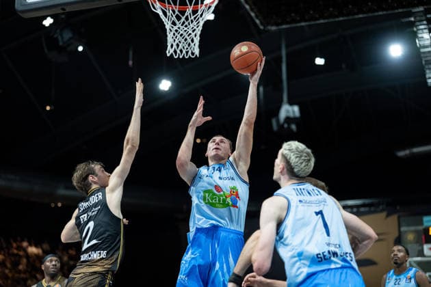 Arthur Konontsuk, No. 34, Rostock Seawolves, at the basket against Benny Schroeder, No. 2, Basketball Löwen Braunschweig, next to Philipp Hartwich, No. 7, Rostock Seawolves, GER; Basketball Löwen Braunschweig vs. Rostock Seawolves, Basketball, easyCredit BBL, Week 3, 2026–27 season, September 27, 2026 GER, Basketball: Braunschweig Lions vs. Rostock Seawolves, Basketball, easyCredit BBL, Week 3, 2026–27 season, September 27, 2026, Braunschweig Copyright: xEibner-Pressefoto DanielxREINELTx EP_DRT