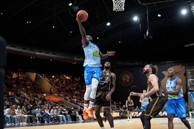 TJ Crockett Jr., No. 0, Rostock Seawolves, in the air ahead of Sheldon Edwards, No. 13, Basketball Löwen Braunschweig, and DeJour Reaves, No. 3, Basketball Löwen Braunschweig, GER; Basketball Löwen Braunschweig vs. Rostock Seawolves, Basketball, easyCredit BBL, Week 3, Season 2026–27, September 27, 2026 GER, Basketball: Löwen Braunschweig vs. Rostock Seawolves, Basketball, easyCredit BBL, Week 3, Season 2026–27, September 27, 2026, Braunschweig Copyright: xEibner-Pressefoto DanielxREINELTx EP_DRT