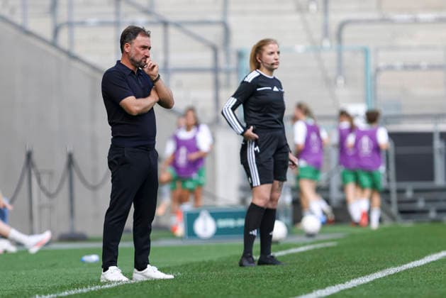FC Bayern Munich coach Jose Barcala gestures during the DFB Women s Cup match between Borussia Mönchengladbach and FC Bayern Munich at ista Borussia Park on September 27, 2026, in Mönchengladbach, Germany. Photo by Oliver Kaelke, DeFodi Images. Coach Jose Barcala of FC Bayern Munich gestures during the DFB Women’s Cup match between Borussia Mönchengladbach and FC Bayern Munich at Borussia Park on September 27, 2026 in Mönchengladbach, Germany. Photo by Oliver Kaelke, DeFodi Images. DFB and DFL regulations prohibit any use of photographs as image sequences and or quasi-video. Photo by Oliver Kaelke, DeFodi Images