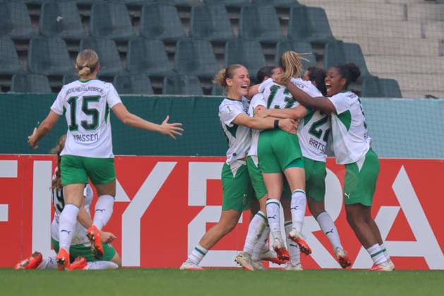 Mönchengladbach, Germany, September 27, 2026, DFB Women s Cup: Borussia Mönchengladbach Women vs. FC Bayern Women. Pictured from left: Luca Graf, Mönchengladbach s third goal scorer, scores the 1–0 goal for Mönchengladbach and celebrates with her teammates. Copyright: HMBxMedia MadeleinexFantini