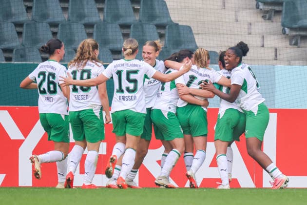 Mönchengladbach, Germany, September 27, 2026, DFB Women s Cup: Borussia Mönchengladbach Women vs. FC Bayern Women. Pictured: Goal scorer Luca Graf of Mönchengladbach (second from the right) scores the 1–0 goal for Mönchengladbach and celebrates with her teammates. Copyright: HMBxMedia MadeleinexFantini