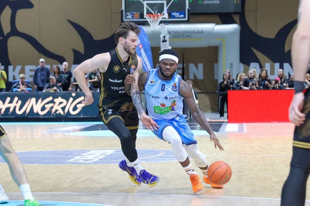 September 27, 2026, xgox, Basketball easyCredit BBL, Basketball Löwen Braunschweig vs. Rostock Seawolves emspor, from left: Devin Askew (Braunschweig), 5; TJ Crockett Jr. (Rostock), 0; matchup, duel, battle, tackle (Braunschweig)