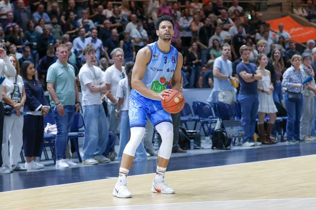 September 27, 2026, xgox, Basketball easyCredit BBL, Basketball Löwen Braunschweig vs. Rostock Seawolves emspor, from left: Dominic Lockhart (Rostock), 3 on the ball, Braunschweig player with the ball