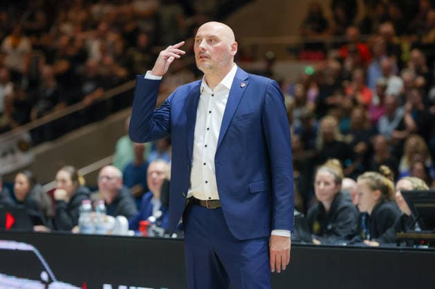 September 27, 2026, xgox, Basketball easyCredit BBL, Basketball Löwen Braunschweig vs. Rostock Seawolves emspor, from left: Przemyslaw Frasunkiewicz (Rostock), coach looks disappointed, looks dejected, downcast, disappointed Braunschweig