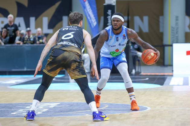 September 27, 2026, xgox, Basketball easyCredit BBL, Basketball Löwen Braunschweig vs. Rostock Seawolves emspor, from left: Ferdinand Zylka (Braunschweig), 6; TJ Crockett Jr. (Rostock), 0; tussle, duel, battle, tackle (Braunschweig)