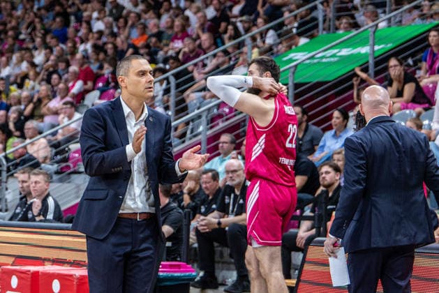 Marko Stankovic of Telekom Baskets Bonn, Head Coach, Motivates His Team Telekom Baskets Bonn vs. SYNTAINICS MBC, Basketball, easy Credit BBL, Matchday 3, 2026–2027, September 27, 2026 Telekom Baskets Bonn vs. SYNTAINICS MBC, Basketball, easyCredit BBL, Matchday 3, 2026–2027, September 27, 2026 Bonn Copyright: xEibner-Pressefoto GerhardxWingenderx EP_GWR