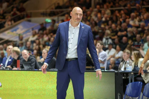 September 27, 2026, xgox, Basketball easyCredit BBL, Basketball Löwen Braunschweig vs. Rostock Seawolves emspor, from left: Przemyslaw Frasunkiewicz (Rostock), Coach (Braunschweig)