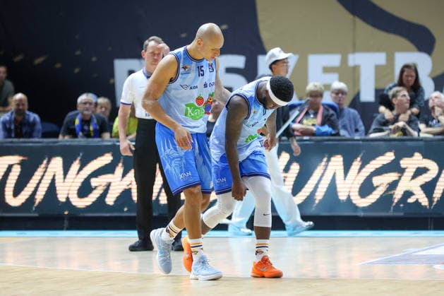 September 27, 2026, xgox, Basketball easyCredit BBL, Basketball Löwen Braunschweig vs. Rostock Seawolves emspor, from left: TJ Crockett Jr. (Rostock), 0 injured, shoulder injury (Braunschweig)