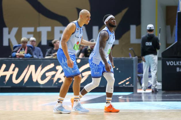 September 27, 2026, xgox, Basketball easyCredit BBL, Basketball Löwen Braunschweig vs. Rostock Seawolves emspor, from left: TJ Crockett Jr. (Rostock), 0 injured, shoulder injury (Braunschweig)