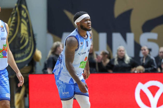 September 27, 2026, xgox, Basketball easyCredit BBL, Basketball Löwen Braunschweig vs. Rostock Seawolves emspor, from left: TJ Crockett Jr. (Rostock), 0 injured, shoulder injury (Braunschweig)