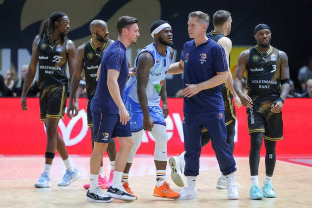September 27, 2026, xgox, Basketball easyCredit BBL, Basketball Löwen Braunschweig vs. Rostock Seawolves emspor, from left: TJ Crockett Jr. (Rostock), 0 injured, shoulder injury (Braunschweig)