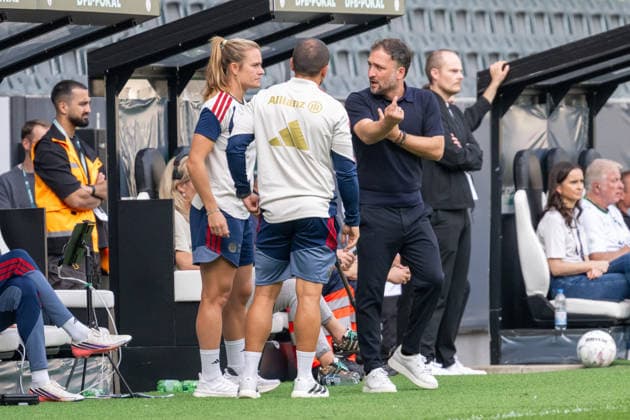 Jose Barcala Garcia, FC Bayern Munich coach, discusses the available options with his team. Borussia Mönchengladbach vs. FC Bayern Munich, Soccer, DFB Women s Cup, First Round, 2026–2027 Season, September 27, 2026 DFL DFB regulations prohibit any use of photographs as image sequences and or quasi-video Borussia Mönchengladbach vs. FC Bayern Munich, soccer, DFB Women’s Cup, First Round, 2026–2027 season, September 27, 2026, Mönchengladbach Copyright: xEibner-Pressefoto ThomasxHaeslerx EP_THR