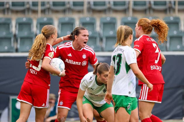 Mönchengladbach, Germany, September 27, 2026, DFB Women s Cup: Borussia Mönchengladbach Women vs. FC Bayern Women. Pictured, from left, is the second goal scorer, Vanessa Gilles, of FCB, who scores the equalizer to make it 1–1 for FC Bayern and celebrates. Copyright: HMBxMedia MadeleinexFantini