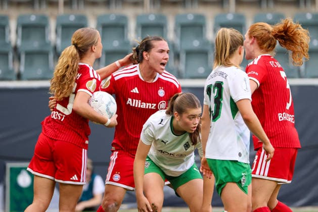 Mönchengladbach, Germany, September 27, 2026, DFB Women s Cup: Borussia Mönchengladbach Women vs. FC Bayern Women. Pictured, from left, is the second goal scorer, Vanessa Gilles, of FCB, who scores the equalizer to make it 1–1 for FC Bayern and celebrates. Copyright: HMBxMedia MadeleinexFantini