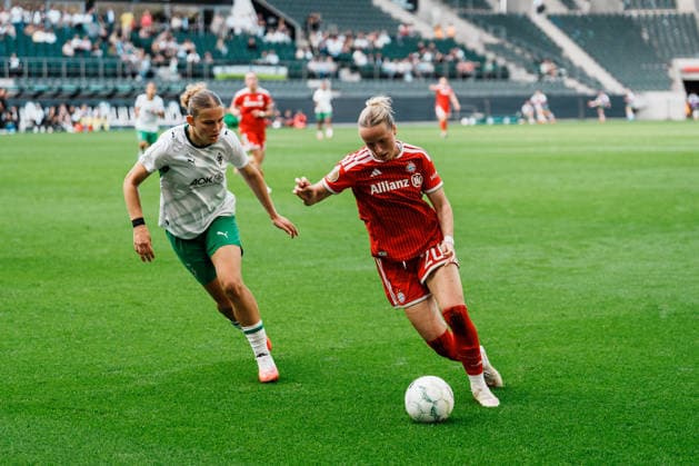 Germany, Women s DFB Cup 2026–2027, Round 1: Borussia Mönchengladbach vs. FC Bayern Munich at Borussia Park—dribbling, possession, on the ball, build-up play, field vision—Franziska Kett (Bayern Munich, No. 20) vs. Marlene Deyß (Borussia Mönchengladbach, No. 33) Copyright: xThiemoxRudolphx