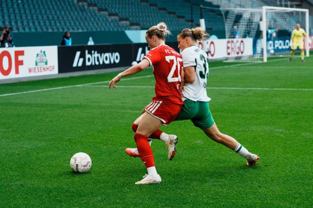 Germany, Women s DFB Cup 2026–2027, Round 1: Borussia Mönchengladbach vs. FC Bayern Munich at Borussia Park—dribbling, possession, on the ball, build-up play, field vision—Franziska Kett (Bayern Munich, No. 20) vs. Marlene Deyß (Borussia Mönchengladbach, No. 33) Copyright: xThiemoxRudolphx